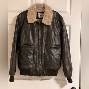 Vintage Levi’s sherpa lined leather jacket! Size medium. Excellent vintage cond.